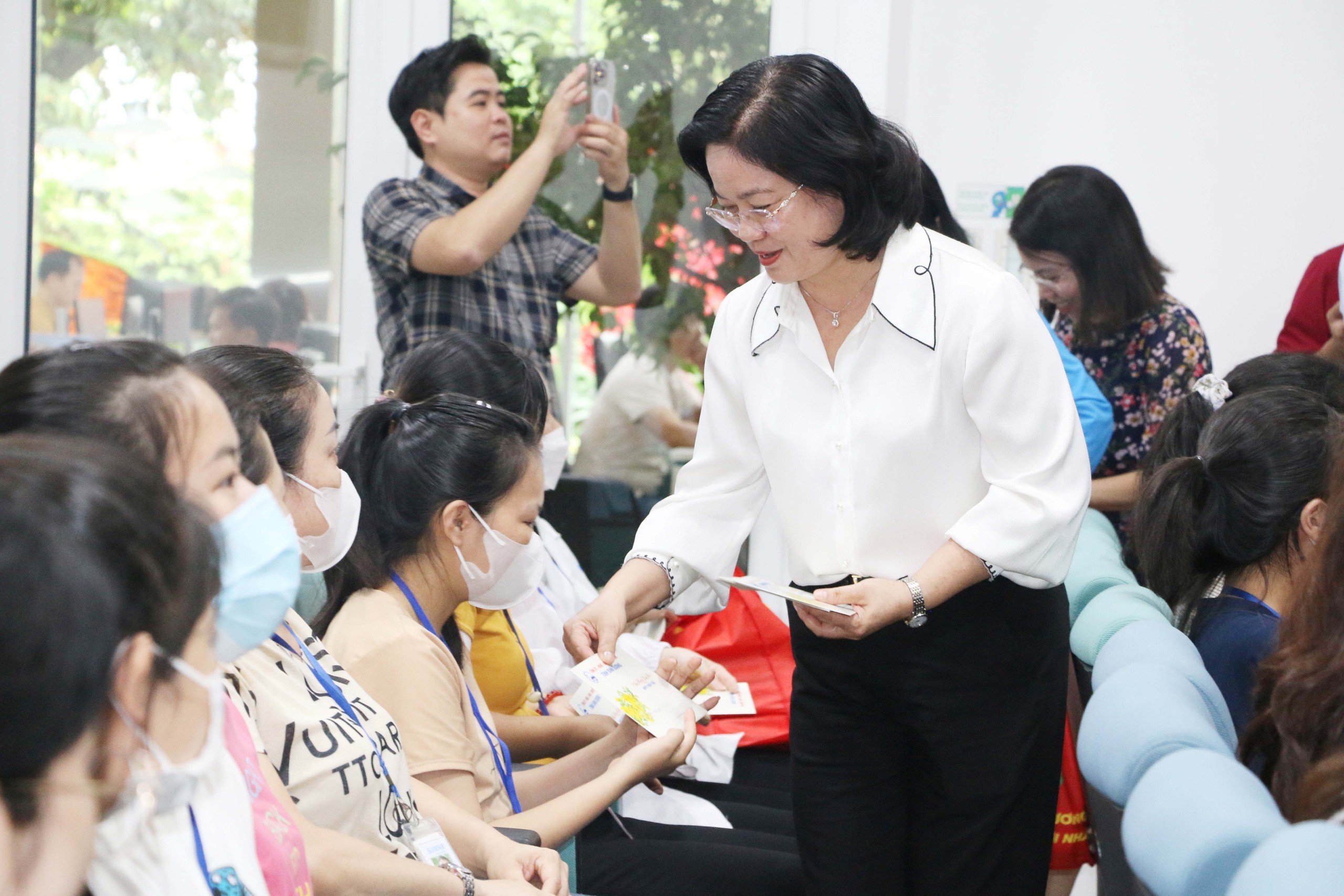 Công nhân làm việc xuyên Tết được lãnh đạo tỉnh Bình Dương tặng quà, lì xì- Ảnh 4.
