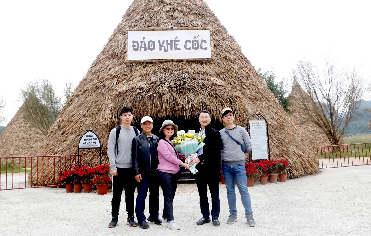Kh&aacute;ch quốc tế "x&ocirc;ng đất" du lịch Ninh B&igrave;nh- Ảnh 1.