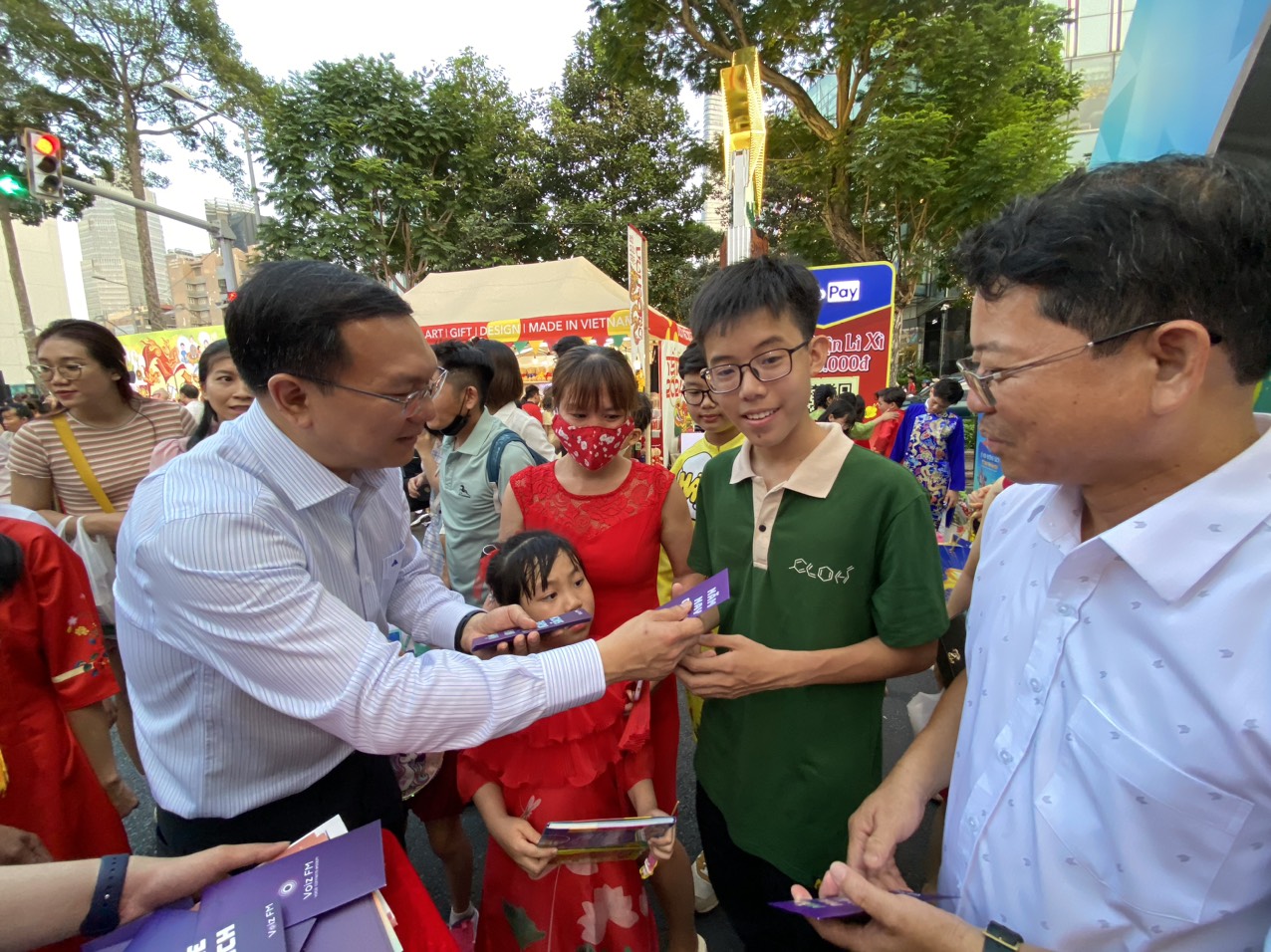Sôi nổi lì xì sách đầu xuân - Ảnh 2.