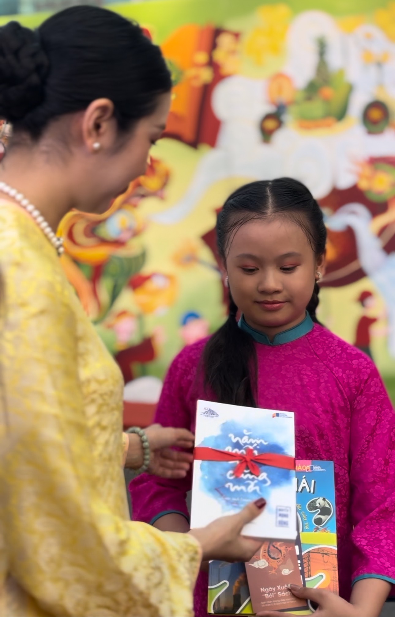 Sôi nổi lì xì sách đầu xuân - Ảnh 4.