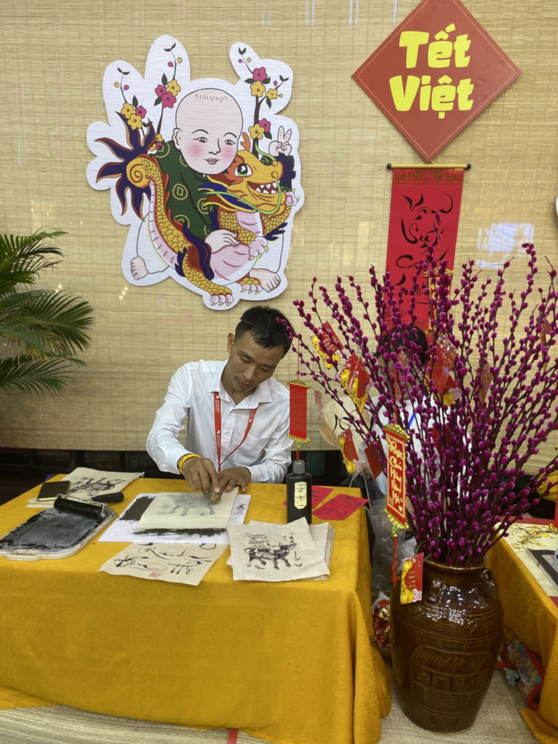 Sôi nổi lì xì sách đầu xuân - Ảnh 10.
