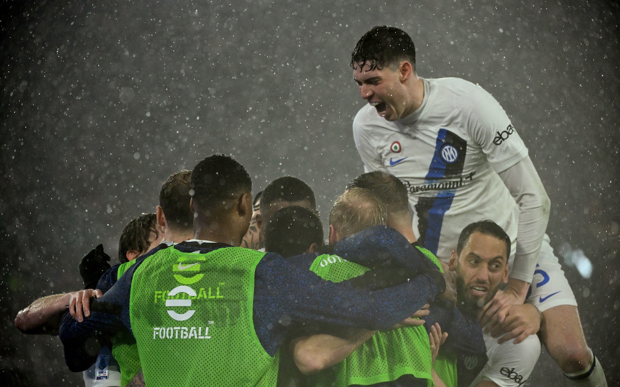 Thắng ngược dòng AS Roma, Inter Milan xây chắc ngôi đầu Seria A