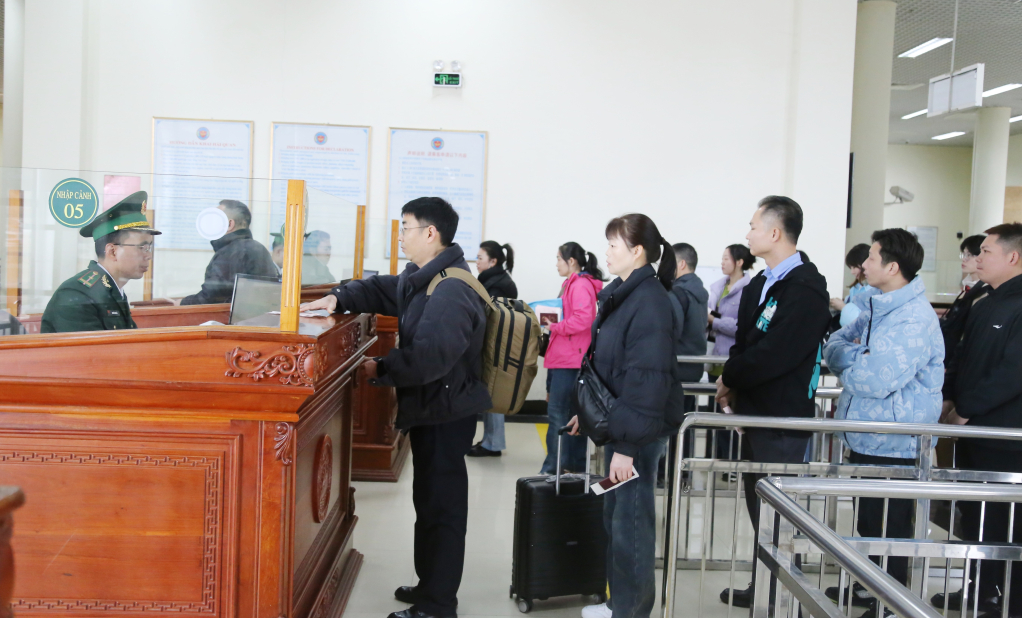 Du kh&aacute;ch Quốc tế "x&ocirc;ng đất" đầu năm qua Cửa khẩu Quốc tế M&oacute;ng C&aacute;i- Ảnh 3.