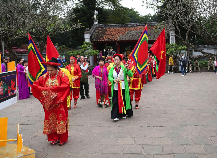 Người H&agrave; Nội xuống phố du xu&acirc;n, Văn Miếu nườm nượp người đến xin chữ- Ảnh 1.