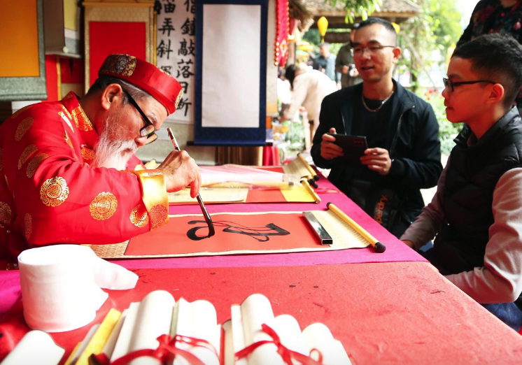 Người H&agrave; Nội xuống phố du xu&acirc;n, Văn Miếu nườm nượp người đến xin chữ- Ảnh 2.