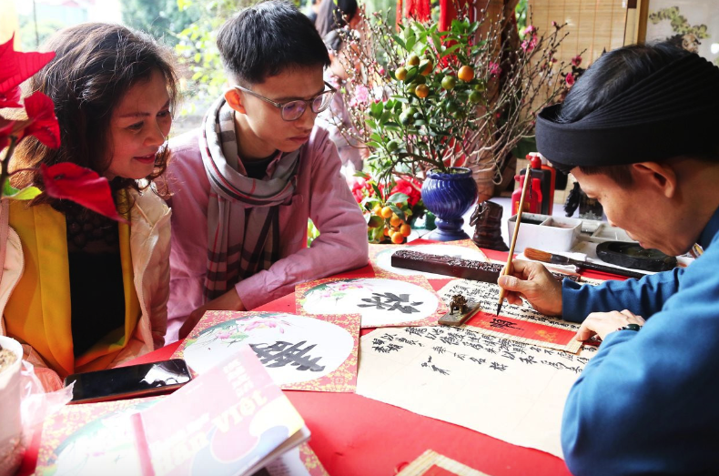 Người H&agrave; Nội xuống phố du xu&acirc;n, Văn Miếu nườm nượp người đến xin chữ- Ảnh 3.