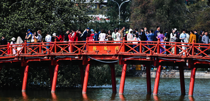 Người H&agrave; Nội xuống phố du xu&acirc;n, Văn Miếu nườm nượp người đến xin chữ- Ảnh 5.