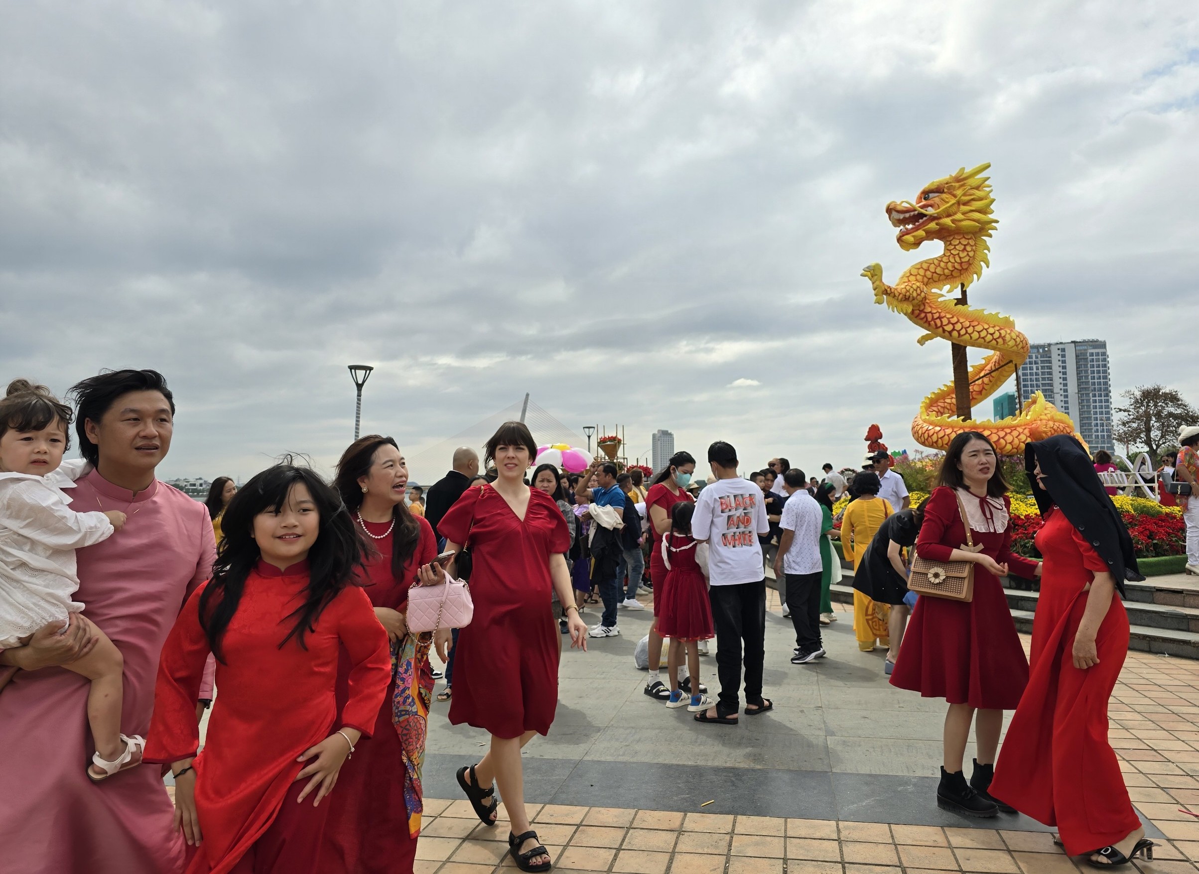 Điểm trang tr&iacute; hoa ở Đ&agrave; Nẵng đ&ocirc;ng nghịt người m&ugrave;ng 2 Tết- Ảnh 7.