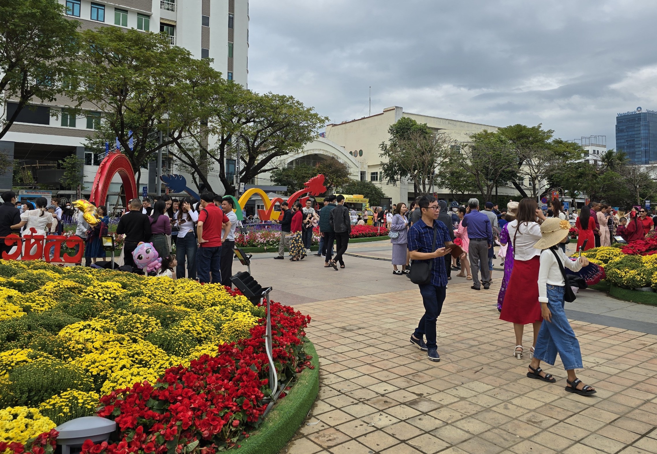 Điểm trang tr&iacute; hoa ở Đ&agrave; Nẵng đ&ocirc;ng nghịt người m&ugrave;ng 2 Tết- Ảnh 4.