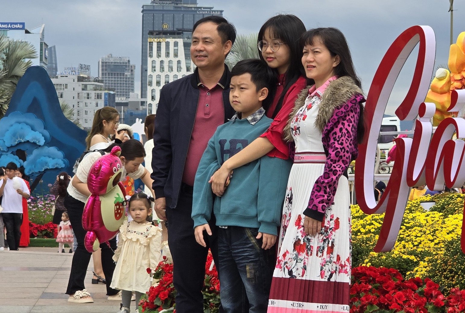 Điểm trang tr&iacute; hoa ở Đ&agrave; Nẵng đ&ocirc;ng nghịt người m&ugrave;ng 2 Tết- Ảnh 3.
