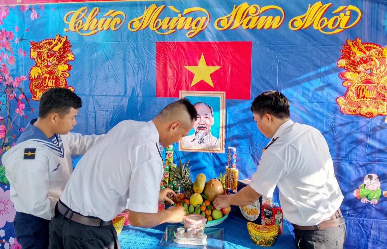 "Xuân sum vầy - Tết sẻ chia": Đón Tết nơi đầu sóng, ngọn gió- Ảnh 1.