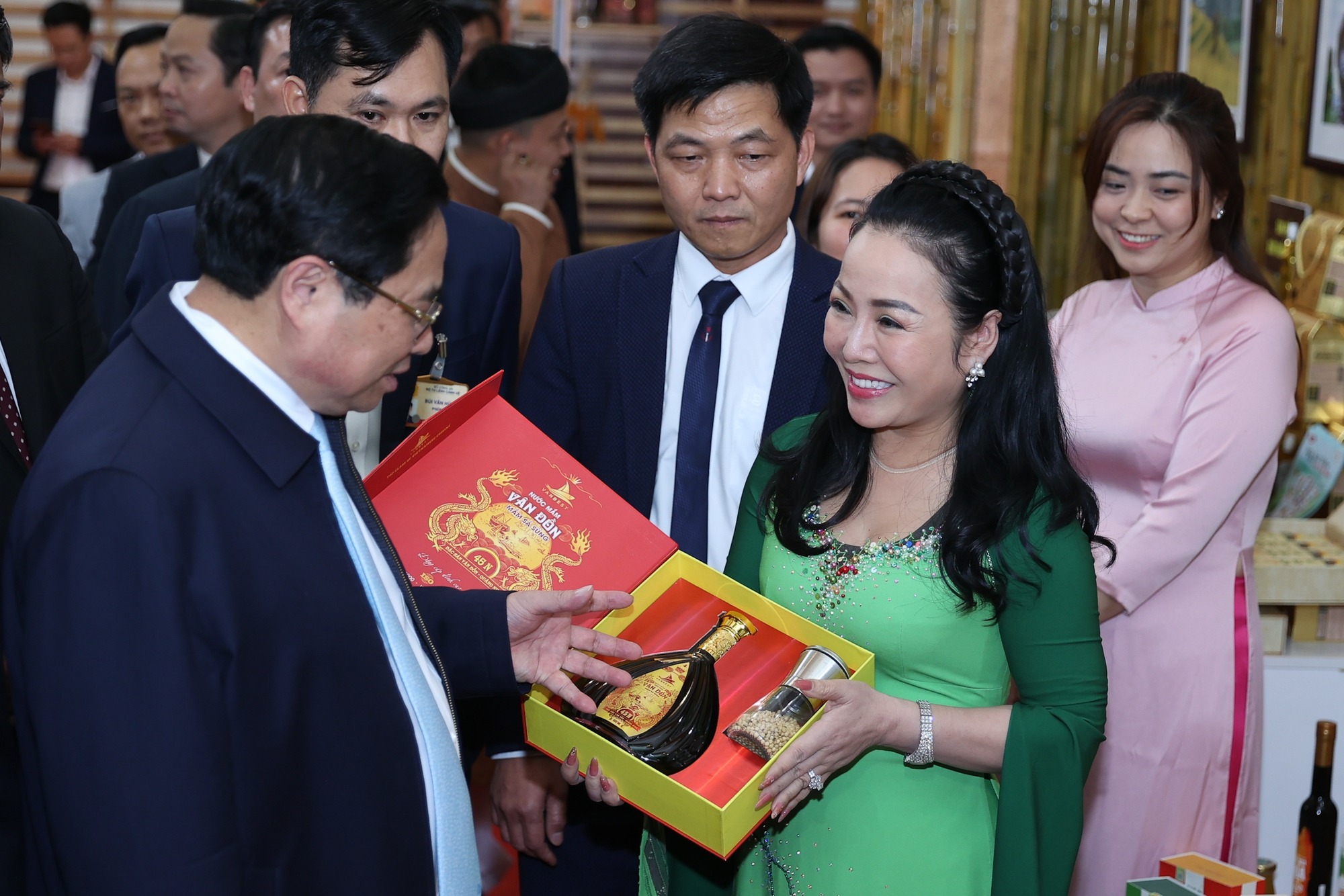 Thủ tướng Phạm Minh Ch&iacute;nh tham quan c&aacute;c sản phẩm n&ocirc;ng nghiệp tại Hội nghị tổng kết ng&agrave;nh NN-PTNT năm 2023