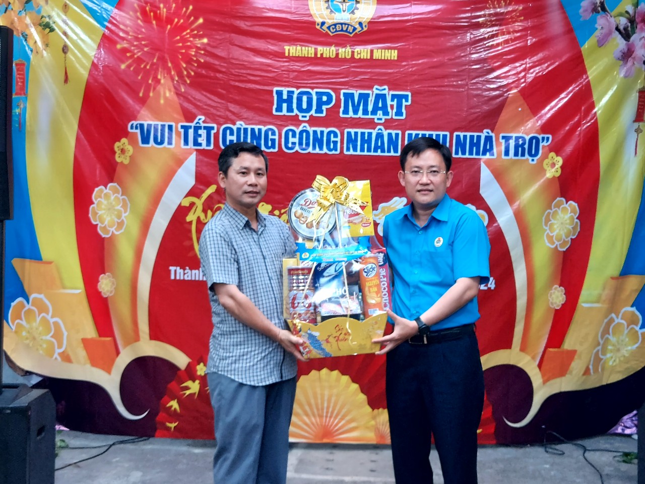 Lãnh đạo LĐLĐ TP HCM vui Tết cùng công nhân ở trọ- Ảnh 3.