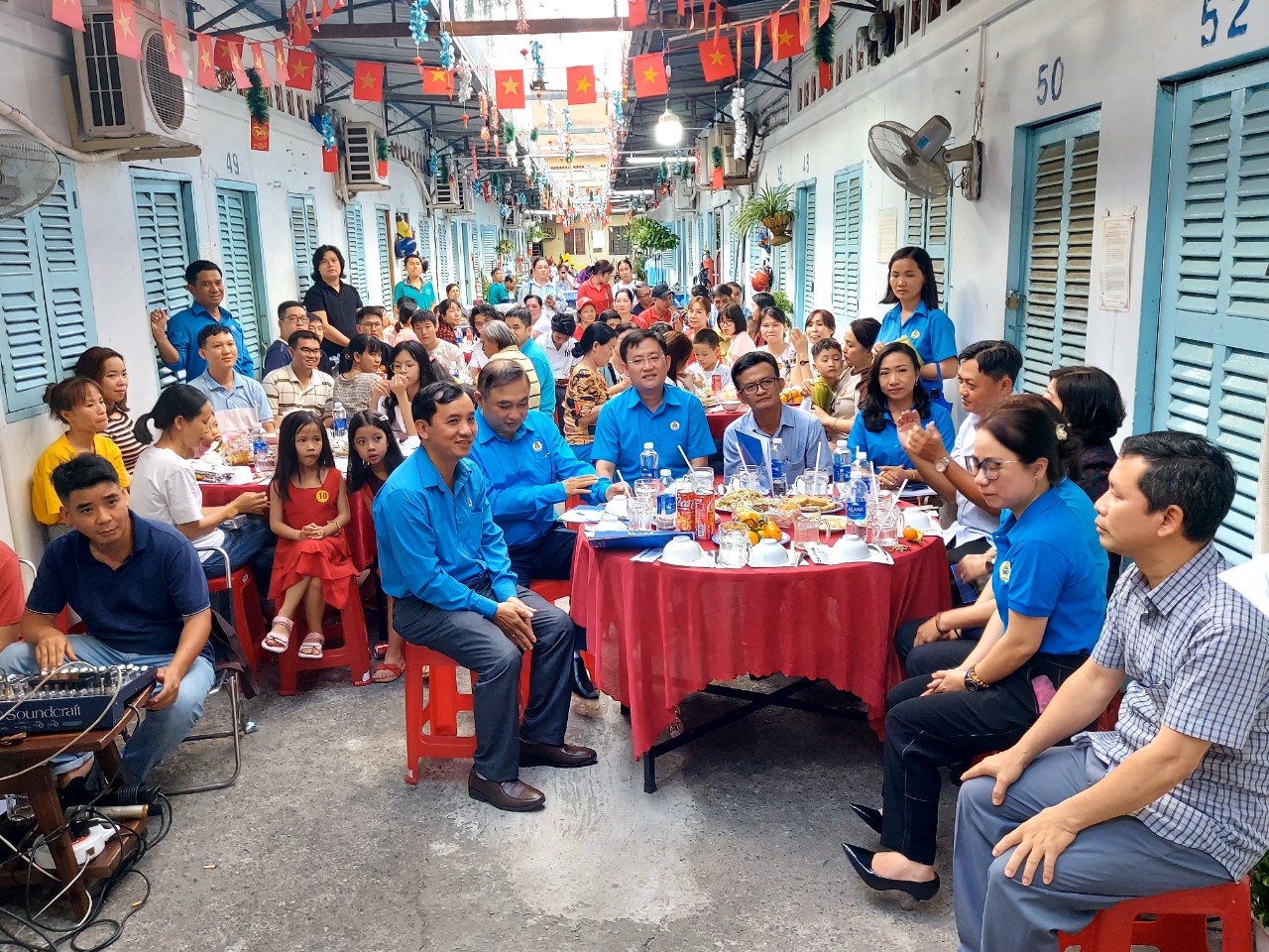 Lãnh đạo LĐLĐ TP HCM vui Tết cùng công nhân ở trọ- Ảnh 1.