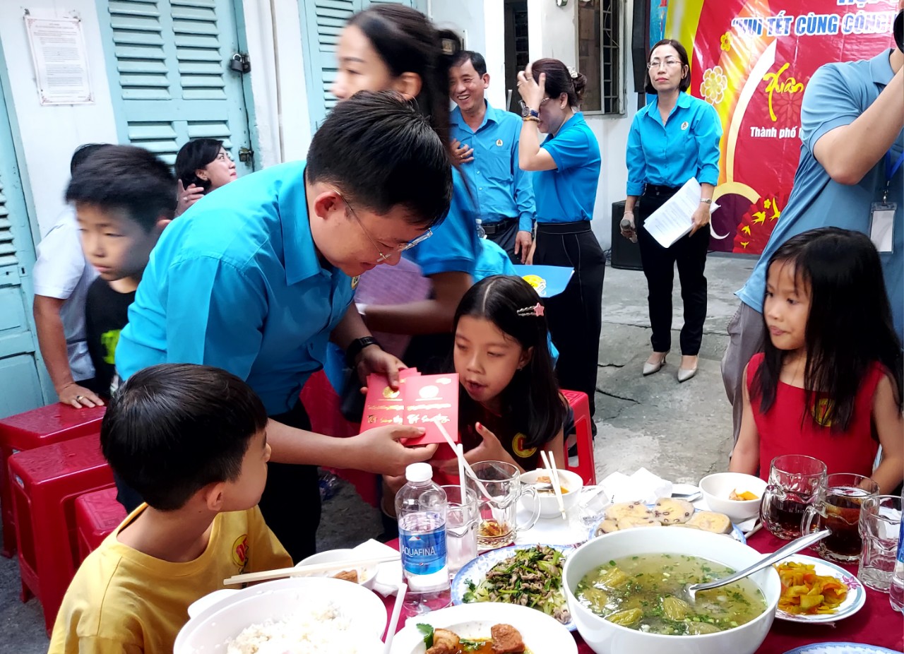 Lãnh đạo LĐLĐ TP HCM vui Tết cùng công nhân ở trọ- Ảnh 4.