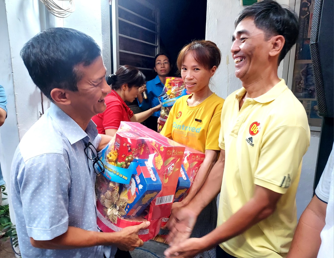 Lãnh đạo LĐLĐ TP HCM vui Tết cùng công nhân ở trọ- Ảnh 2.