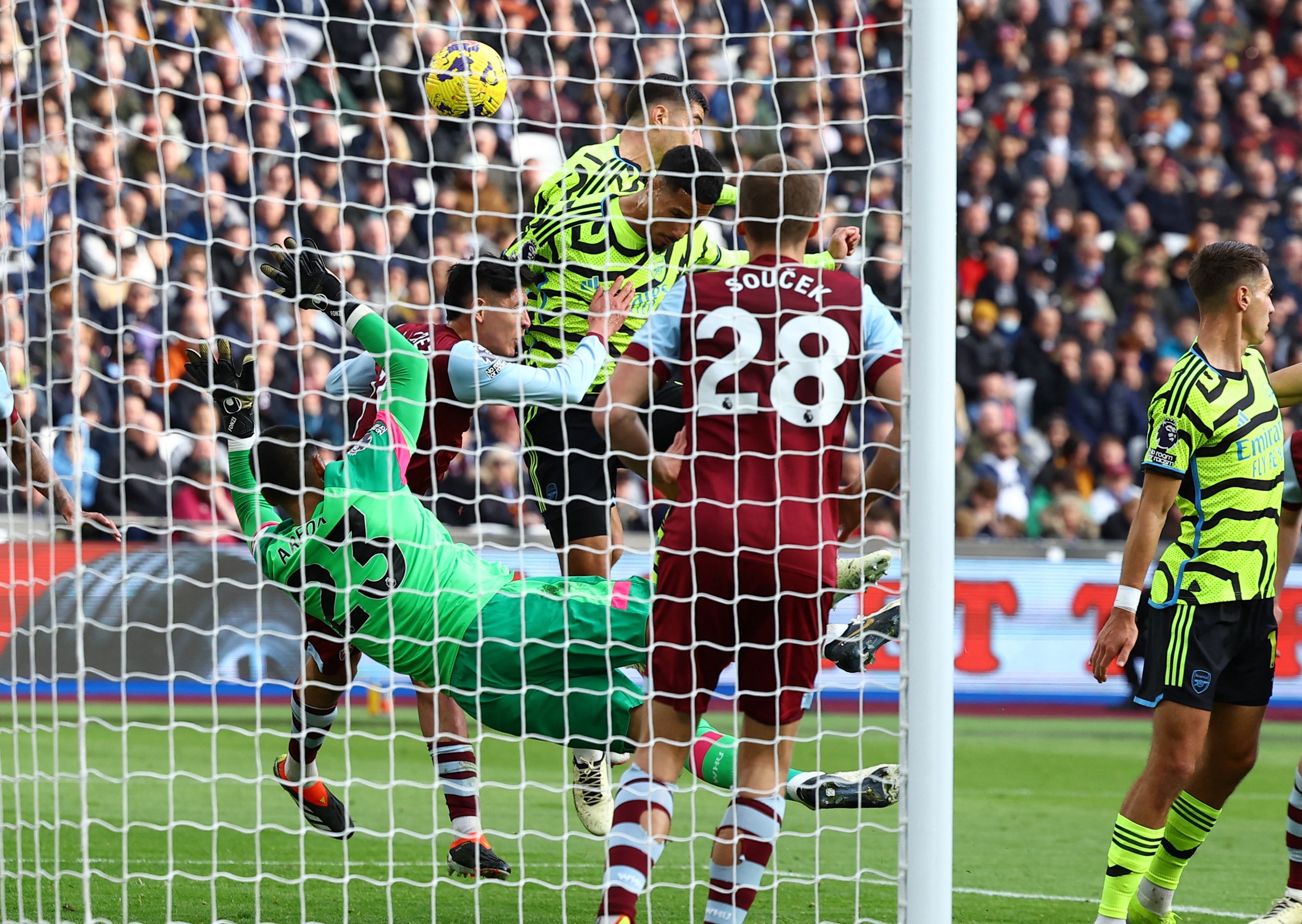 Arsenal "đ&aacute;nh tennis" tại London, Man United thắng nghẹt thở với McTominay- Ảnh 1.