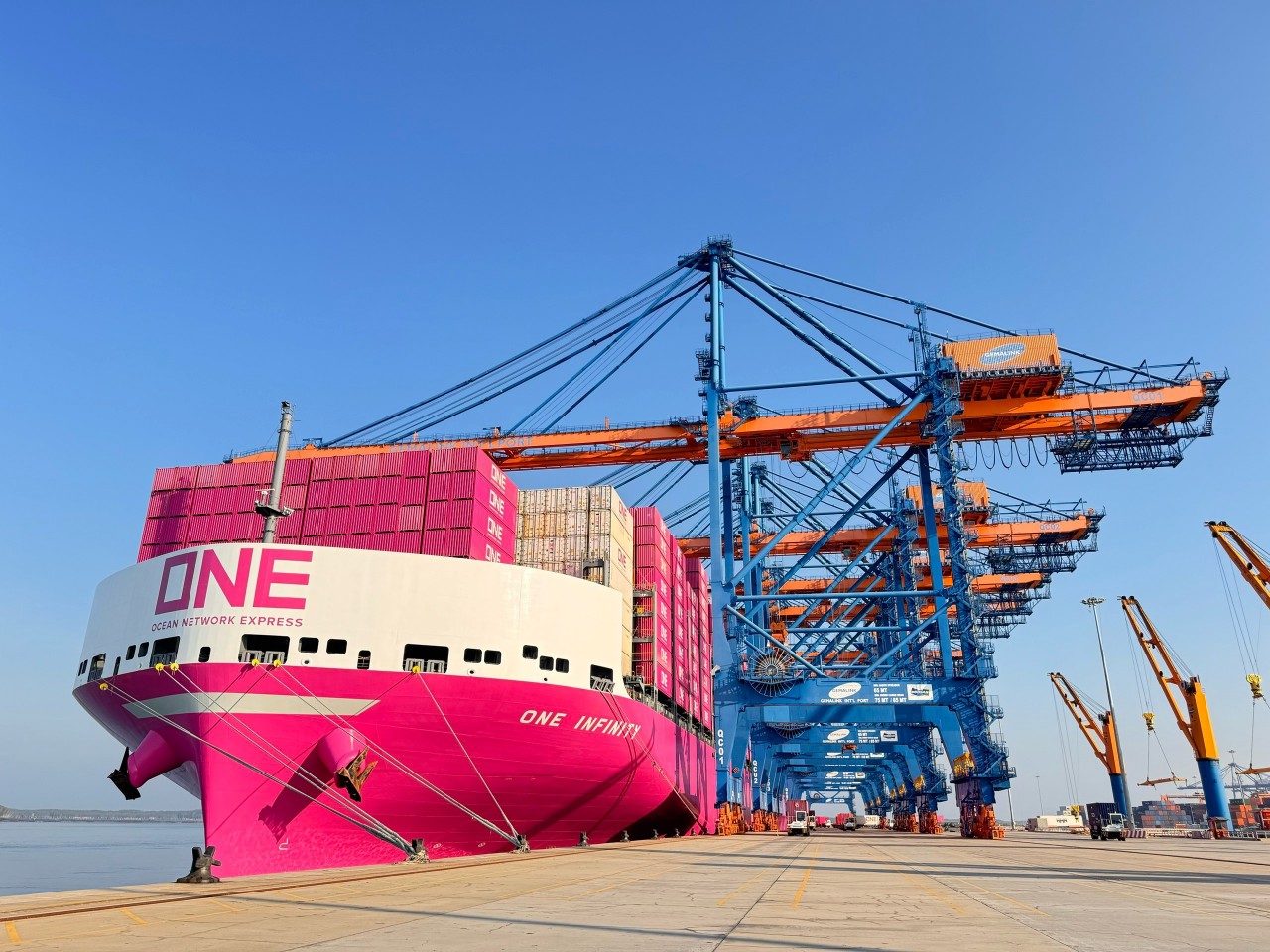 Nhiều t&agrave;u container "x&ocirc;ng đất" cảng C&aacute;i M&eacute;p - Thị Vải- Ảnh 1.