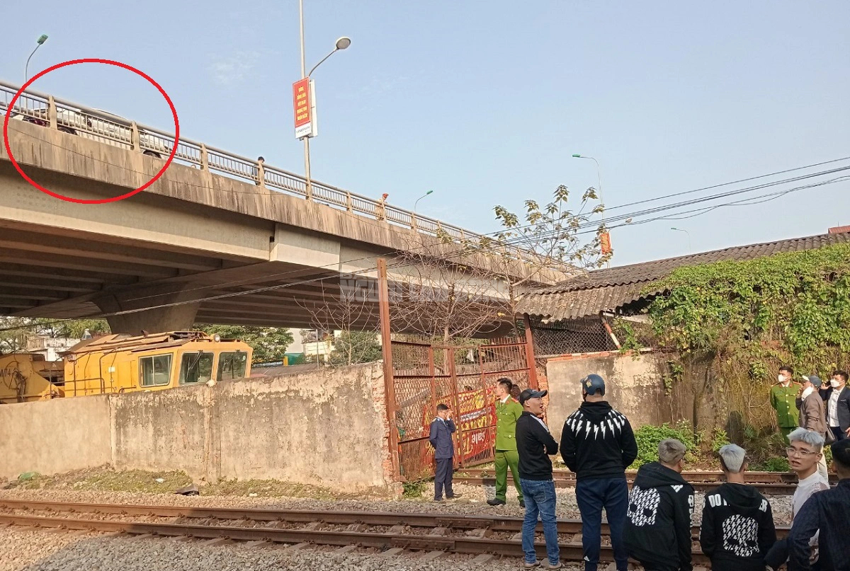 Ôtô tông 2 cô gái đi xe máy văng khỏi cầu vượt xuống đất tử vong- Ảnh 2.