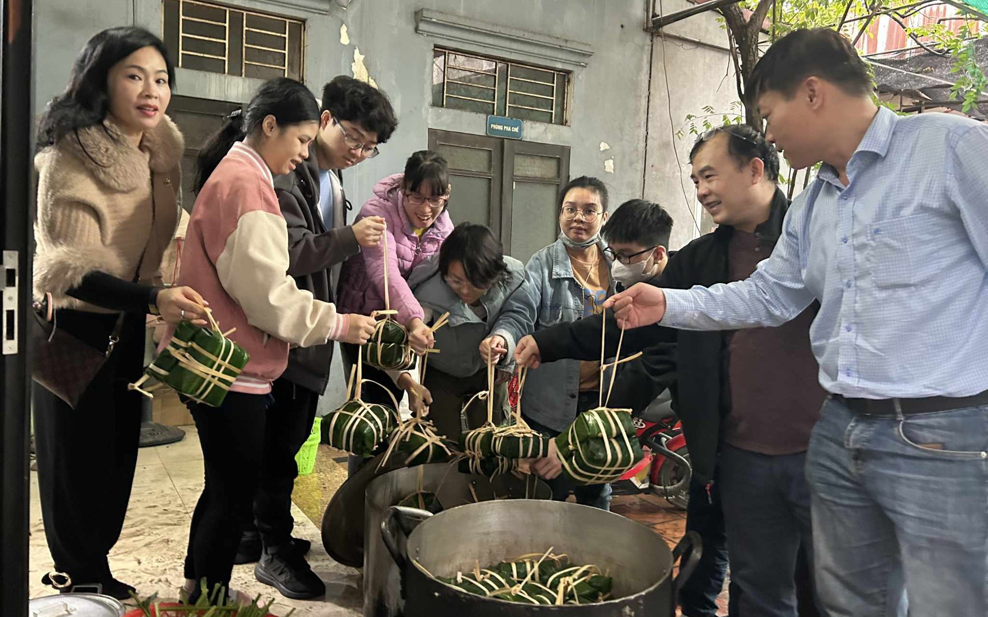 "Xuân sum vầy - Tết sẻ chia": YÊU THƯƠNG CHO ĐI LÀ CÒN MÃI!