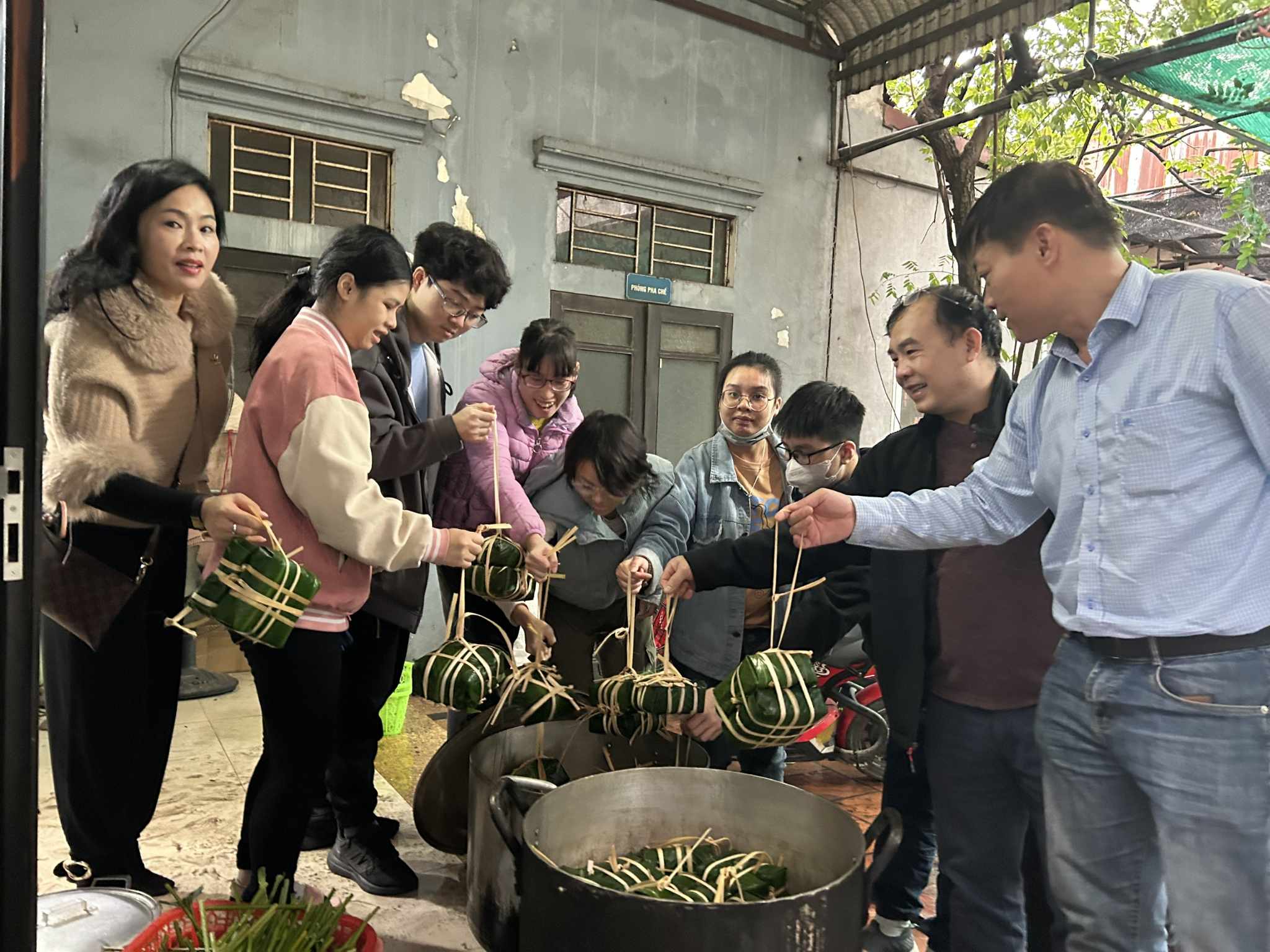 "Xu&acirc;n sum vầy - Tết sẻ chia": Y&Ecirc;U THƯƠNG CHO ĐI L&Agrave; C&Ograve;N M&Atilde;I!- Ảnh 2.