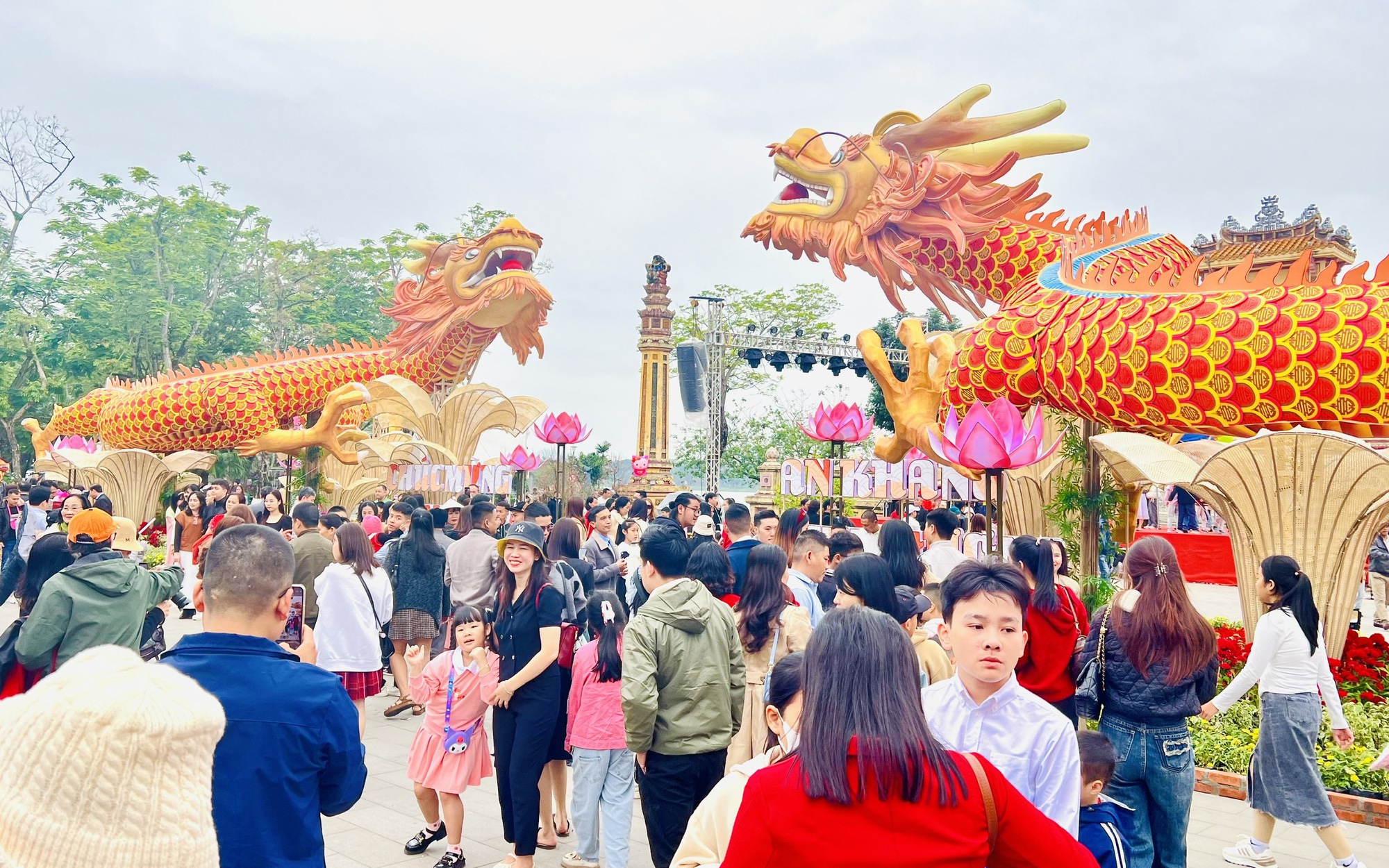 Khách du lịch nườm nượp đến Huế trong dịp Tết Giáp Thìn