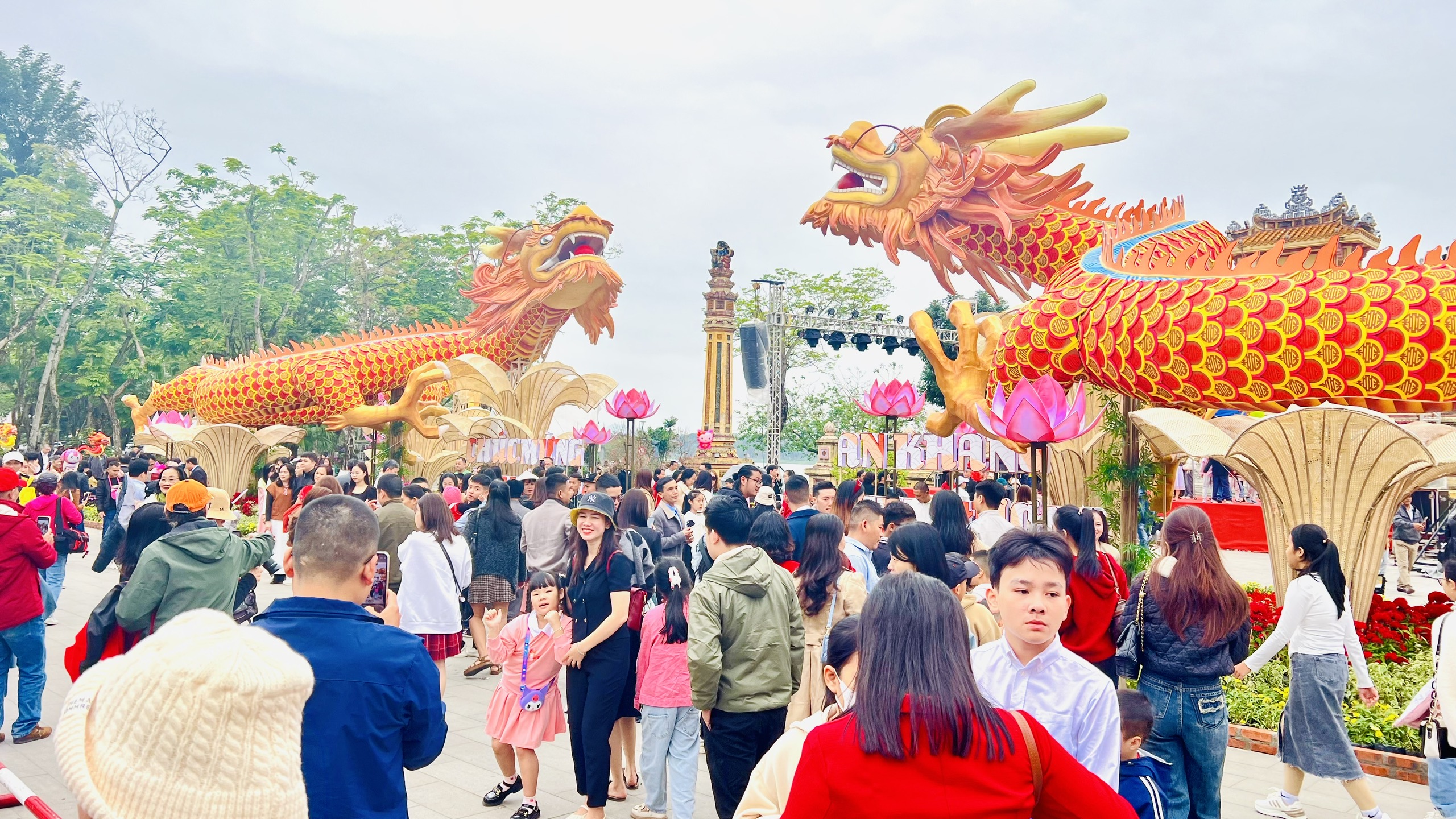 Kh&aacute;ch du lịch nườm nượp đến Huế trong dịp Tết Gi&aacute;p Th&igrave;n- Ảnh 1.