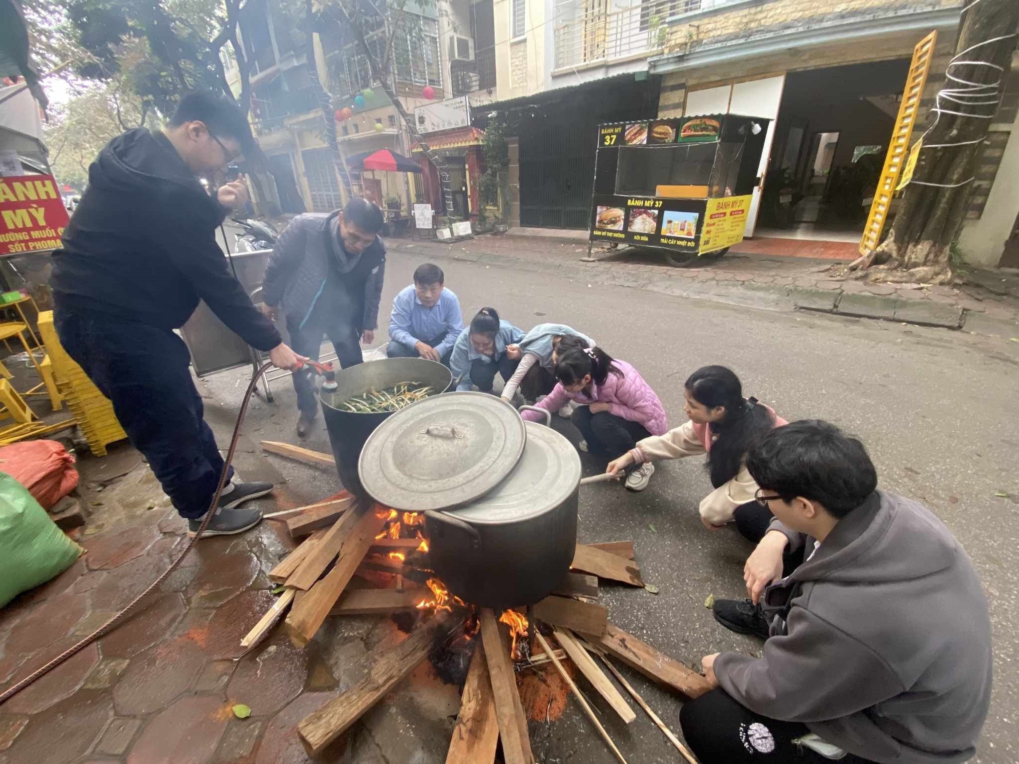 "Xu&acirc;n sum vầy - Tết sẻ chia": Y&Ecirc;U THƯƠNG CHO ĐI L&Agrave; C&Ograve;N M&Atilde;I!- Ảnh 3.