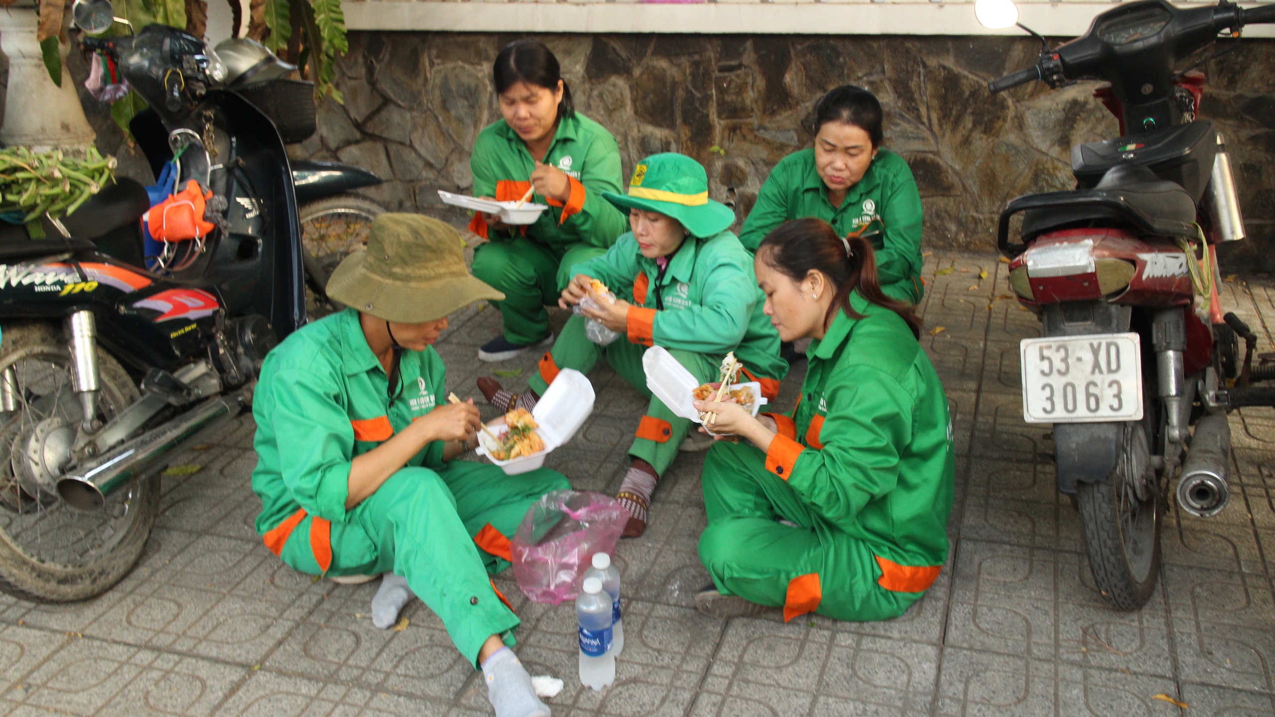 Những lao động làm việc xuyên Tết- Ảnh 3.