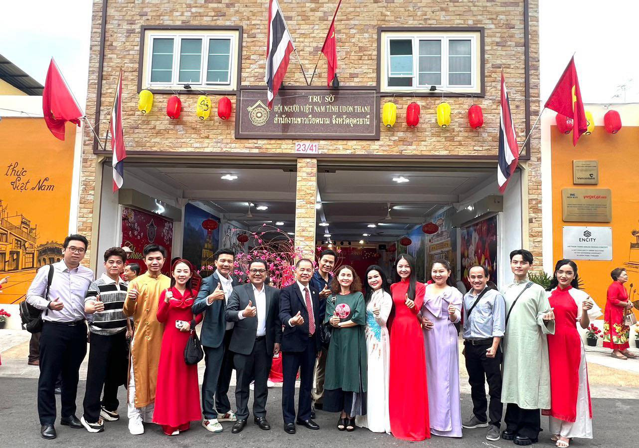 C&aacute;c nghệ sĩ Tạ Minh T&acirc;m, Điền Trung, L&ecirc; Thanh Thảo mang "Tết Việt" đến kiều b&agrave;o ở Th&aacute;i Lan- Ảnh 7.