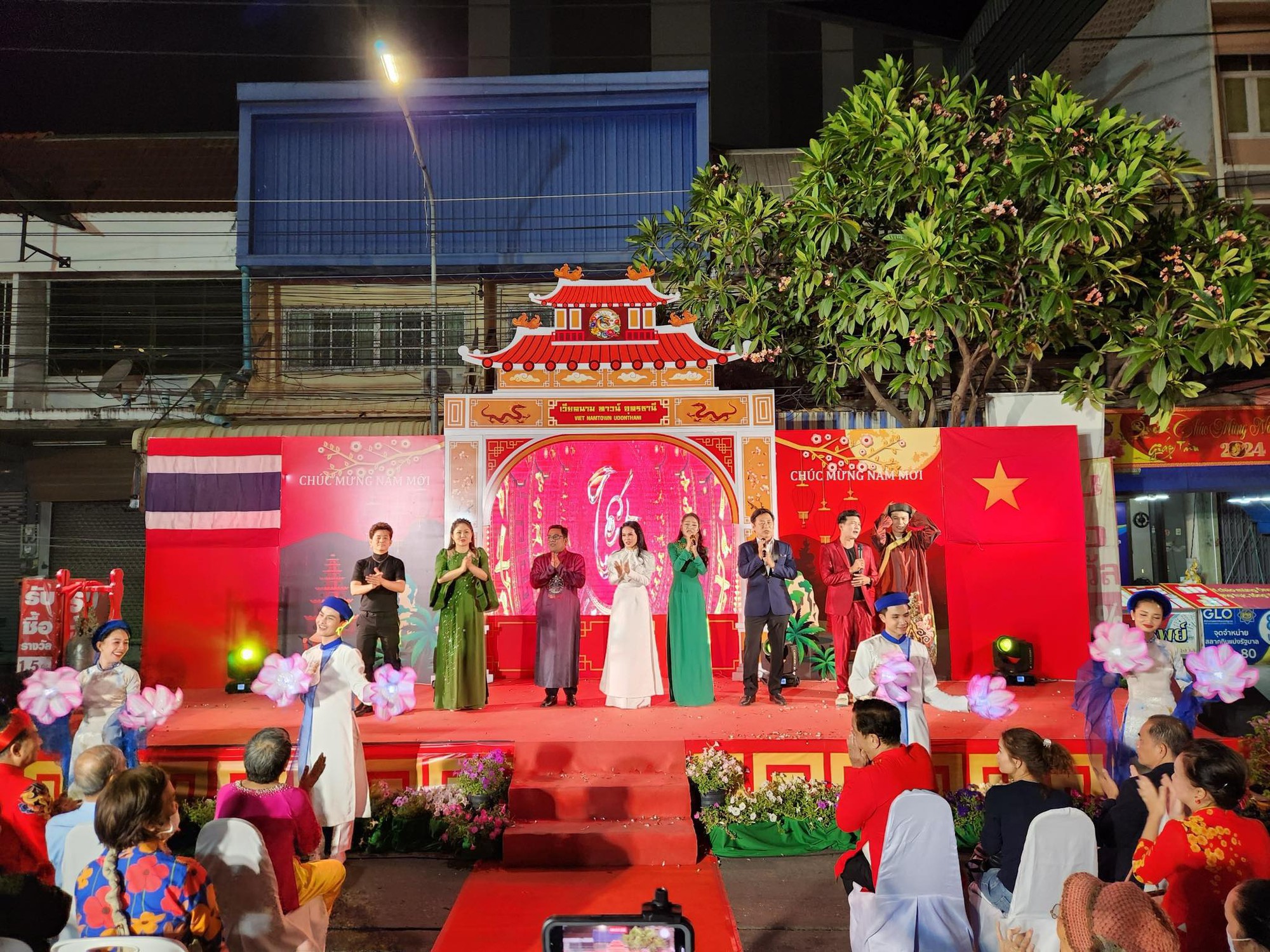 C&aacute;c nghệ sĩ Tạ Minh T&acirc;m, Điền Trung, L&ecirc; Thanh Thảo mang "Tết Việt" đến kiều b&agrave;o ở Th&aacute;i Lan- Ảnh 1.