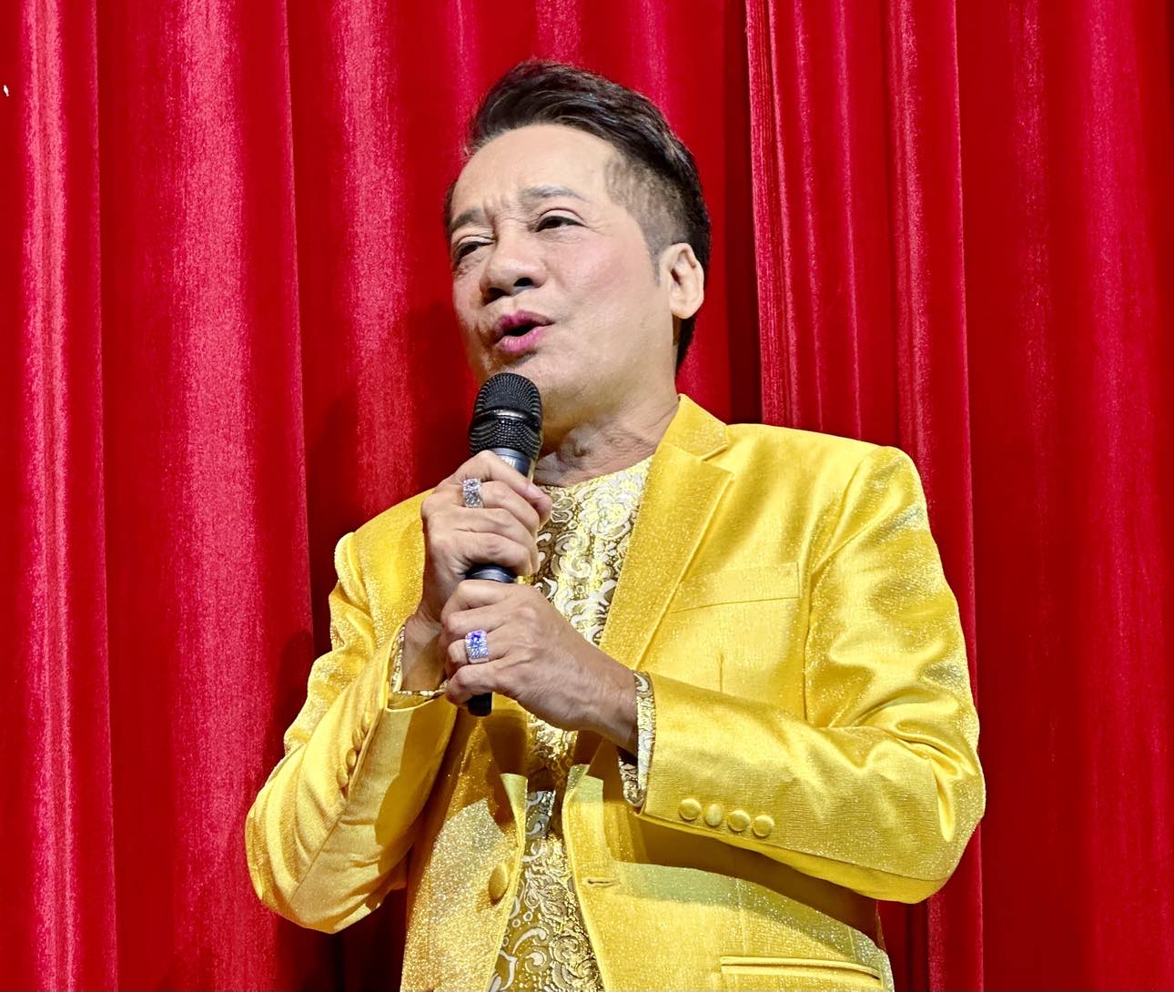 Việt Hương, V&otilde; Tấn Ph&aacute;t tung hứng duy&ecirc;n d&aacute;ng trong vở "Truy l&ugrave;ng Th&aacute;i tử"- Ảnh 4.
