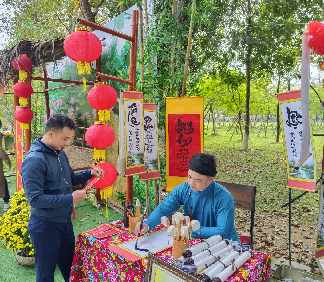 VIDEO: Hàng ngàn người dân về thăm quê Bác dịp đầu năm- Ảnh 8.