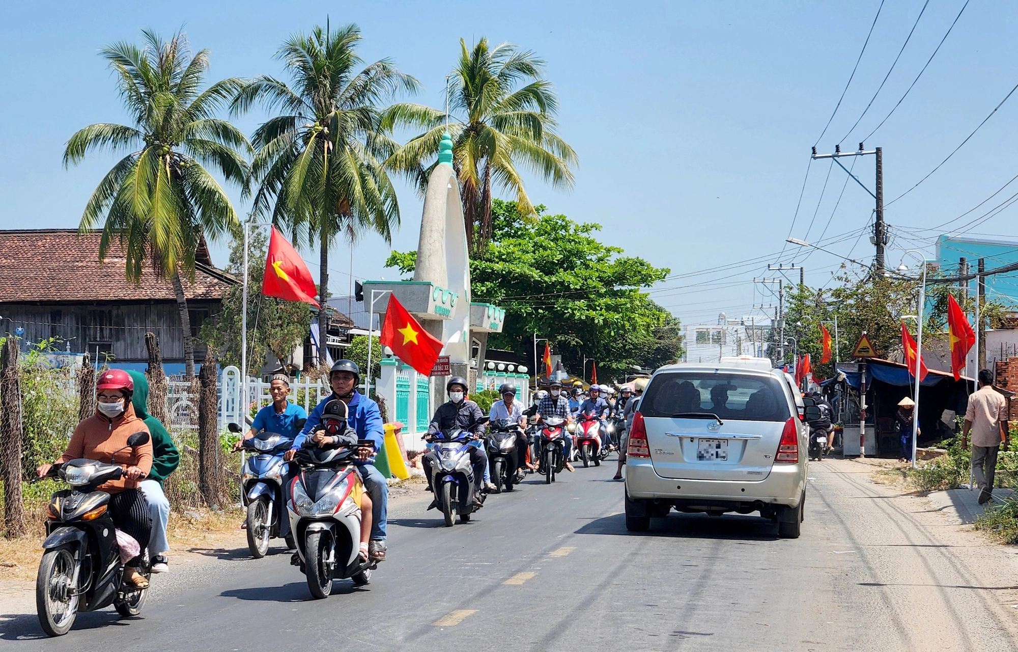 Dòng người "rồng rắn" lên Bảy Núi du xuân- Ảnh 1.