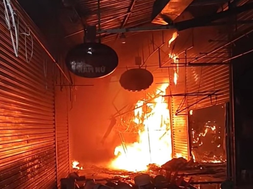 Ch&aacute;y lớn tại chợ trung t&acirc;m huyện- Ảnh 1.