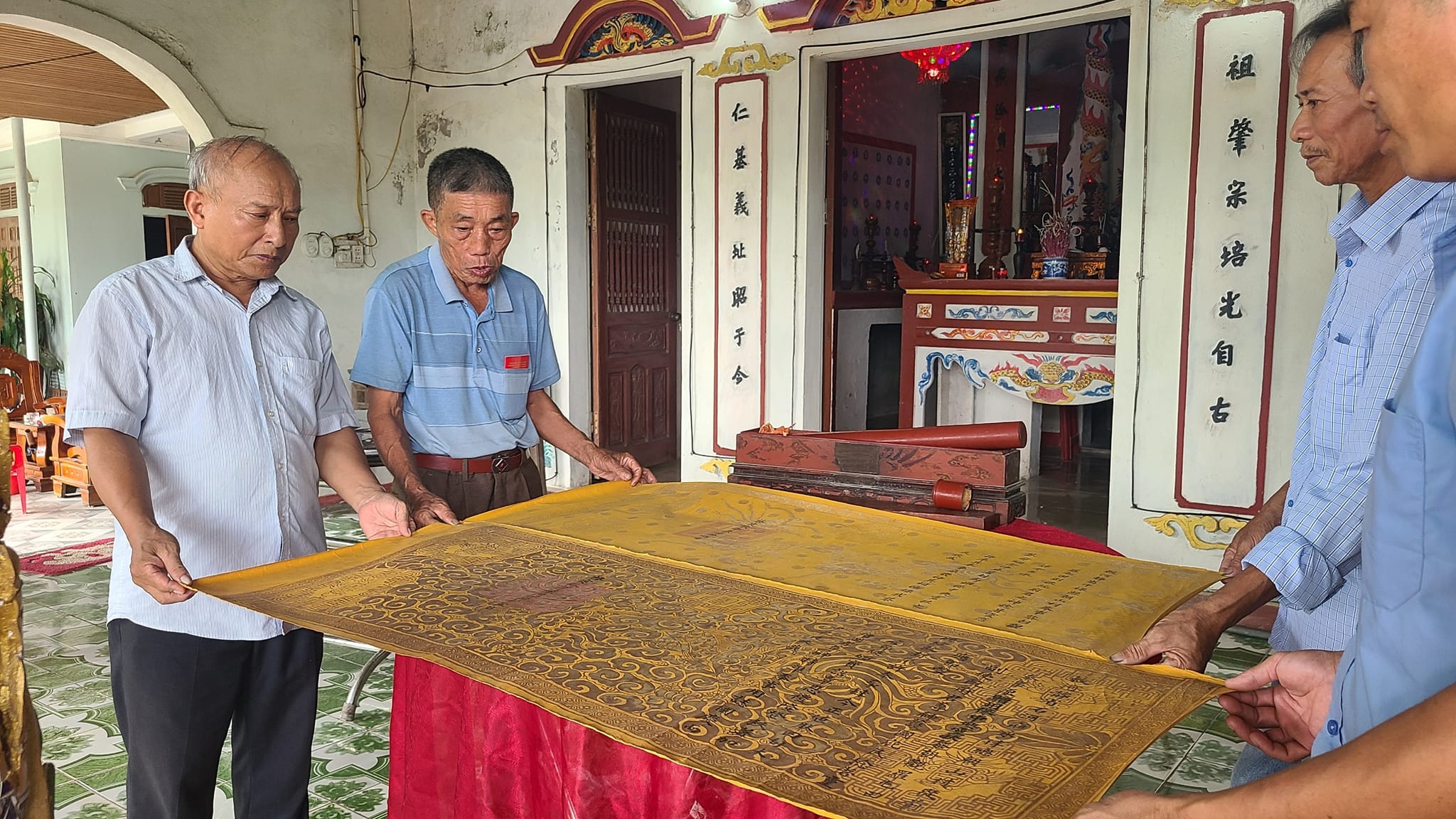 Lưu giữ 2 sắc phong hơn 100 năm mới biết b&aacute;u vật vua ban- Ảnh 3.