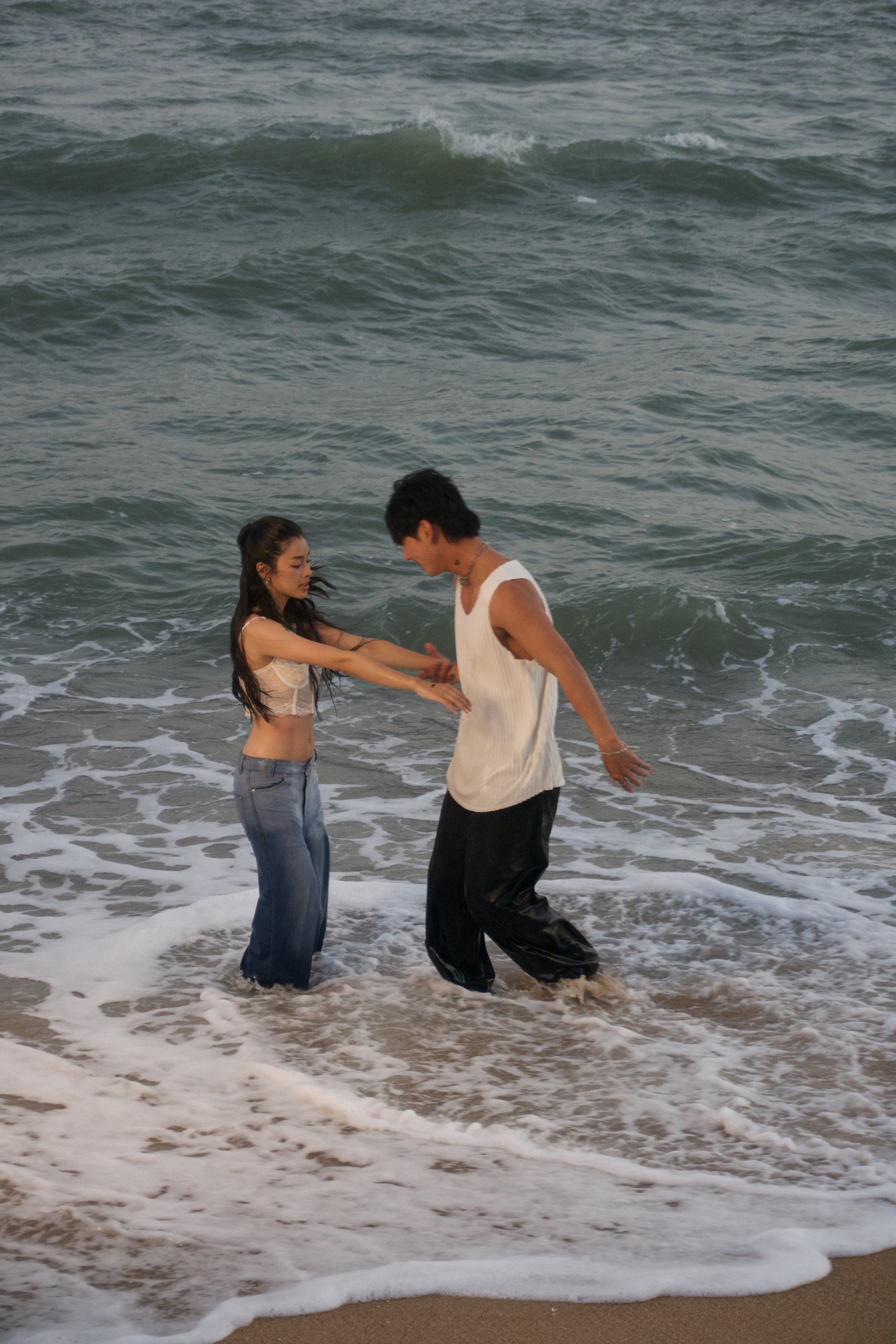 Song Lu&acirc;n mở b&aacute;t Vpop bằng m&agrave;n &acirc;u yếm nữ ch&iacute;nh hotgirl- Ảnh 2.