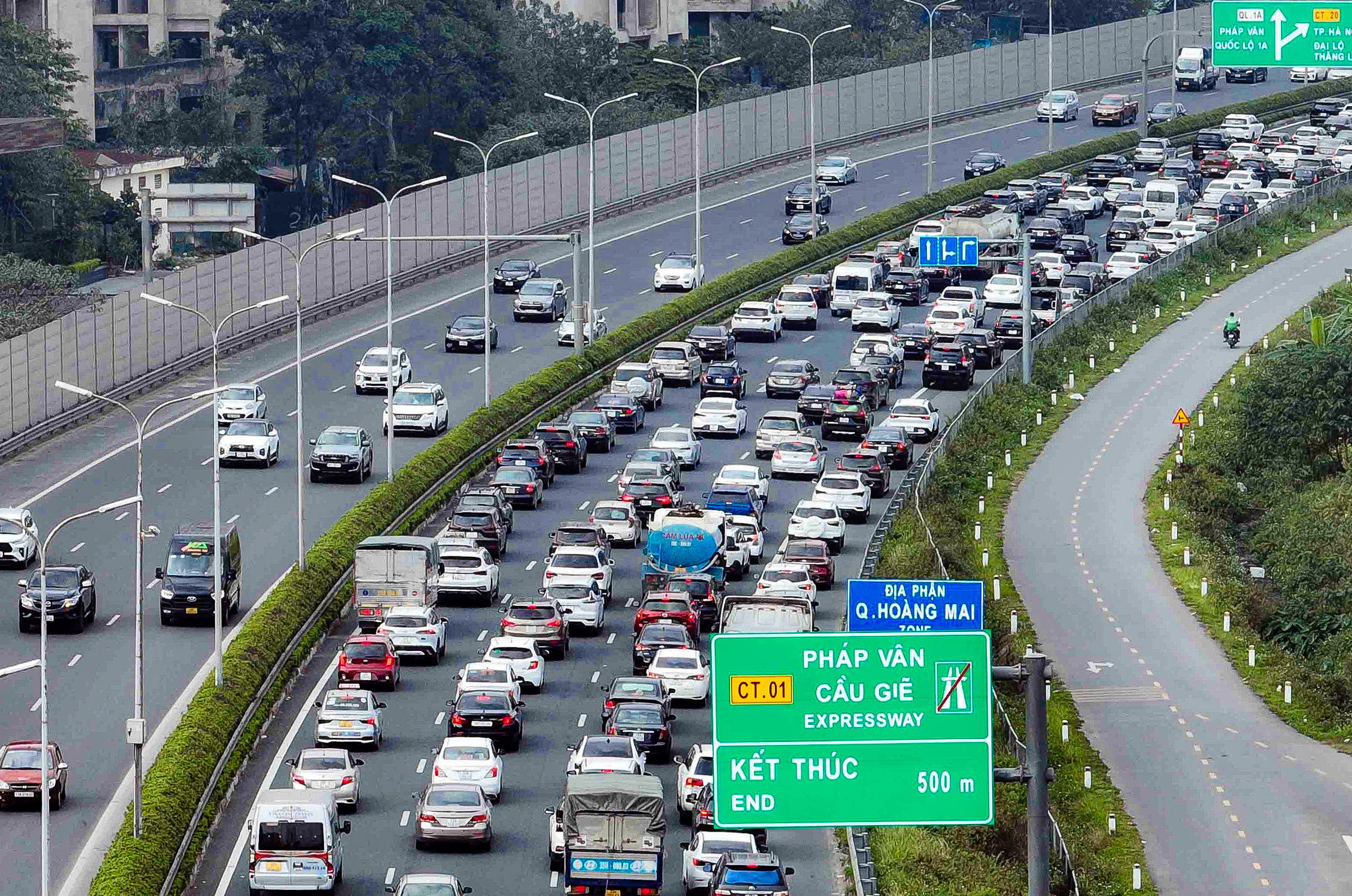 Người dân ùn ùn trở lại thủ đô ngày mùng 4 Tết- Ảnh 5.