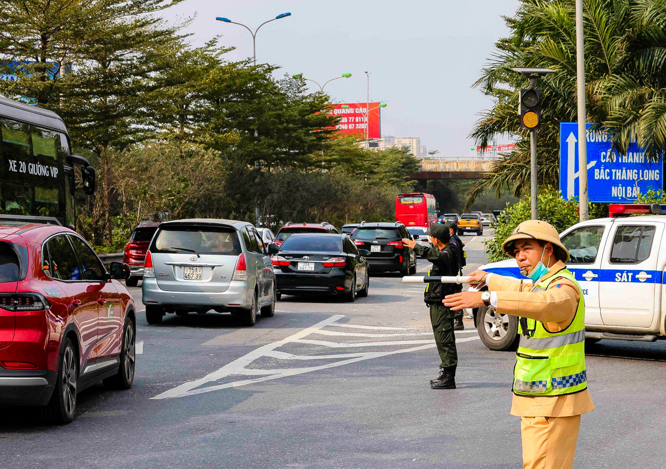 Người dân ùn ùn trở lại thủ đô ngày mùng 4 Tết- Ảnh 13.