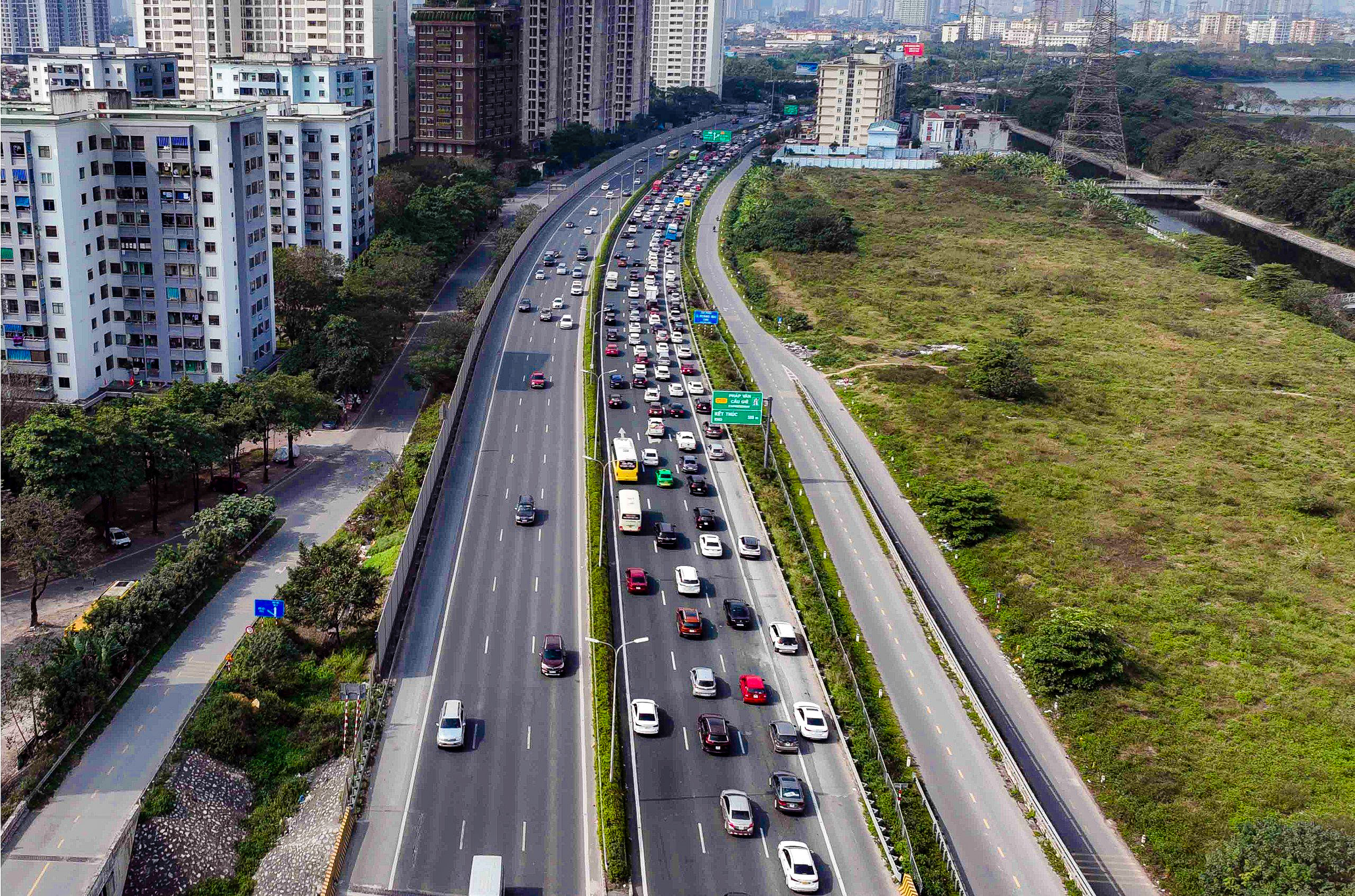 Người dân ùn ùn trở lại thủ đô ngày mùng 4 Tết- Ảnh 1.