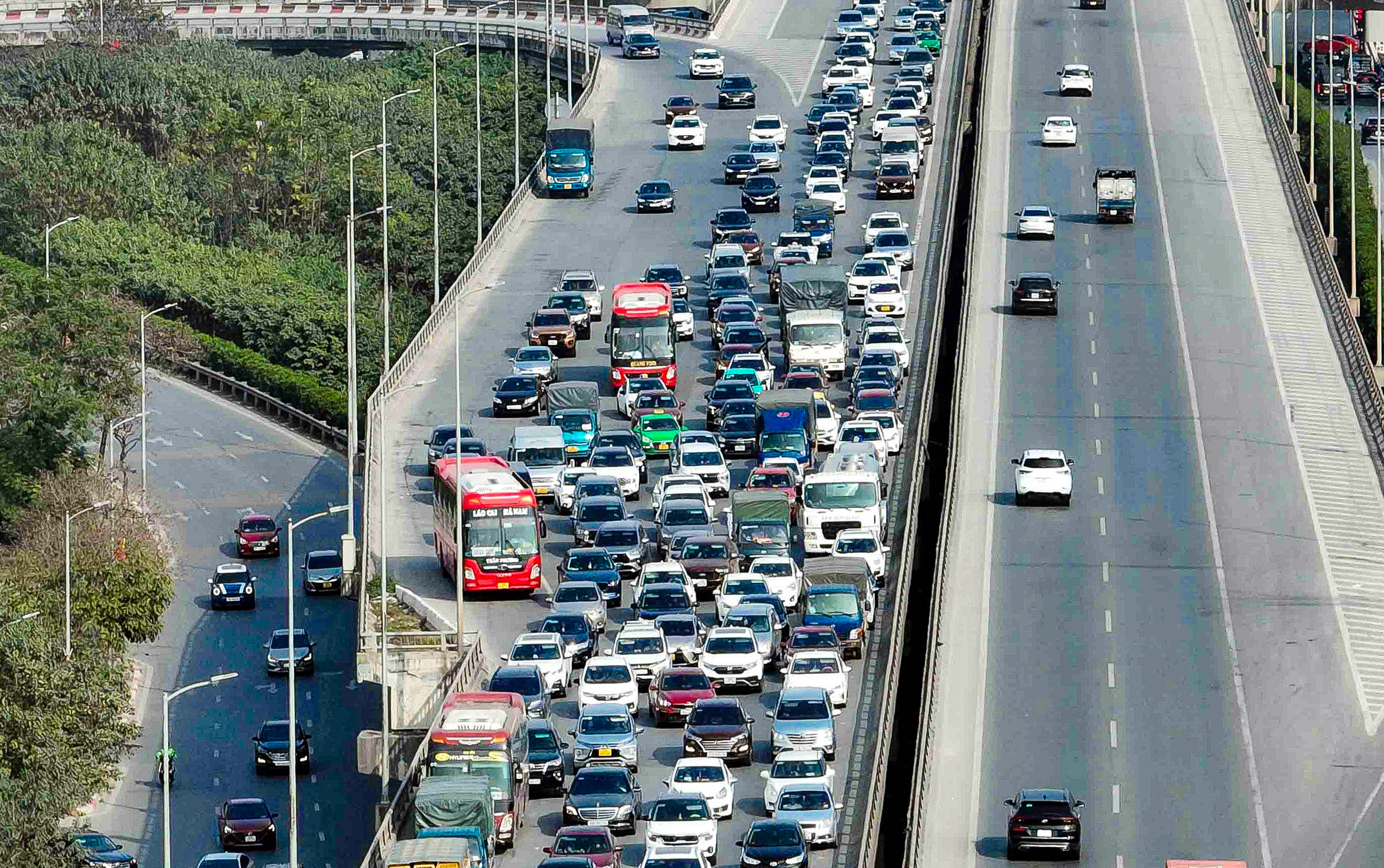Người dân ùn ùn trở lại thủ đô ngày mùng 4 Tết- Ảnh 3.