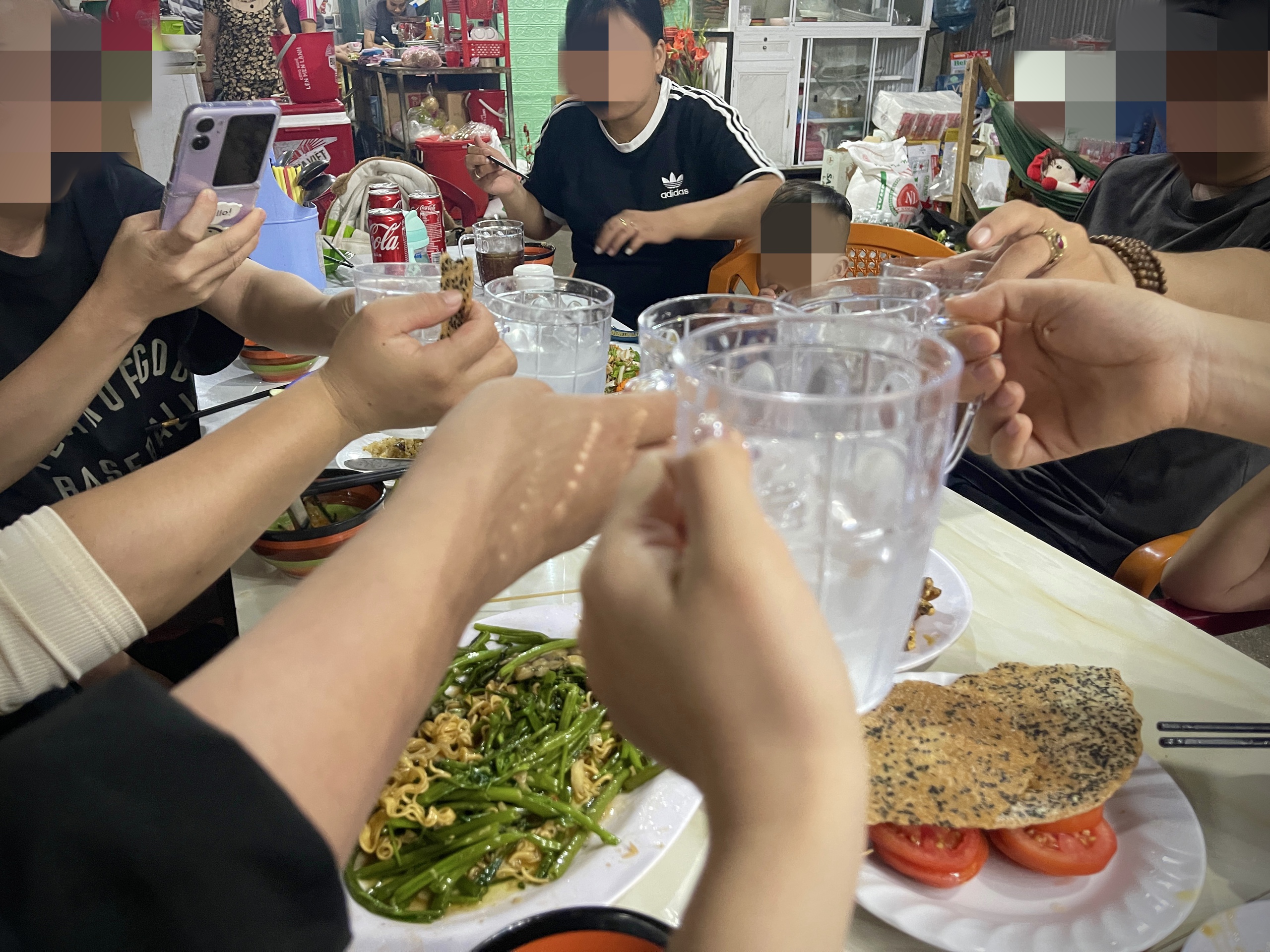 Người dân quê ngại nhâm nhi ngày Tết vì nỗi lo "thổi cồn"- Ảnh 1.