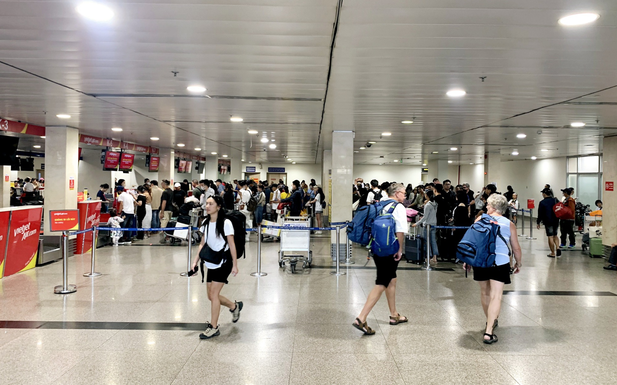 Người dân ùn ùn trở về TP HCM qua sân bay Tân Sơn Nhất