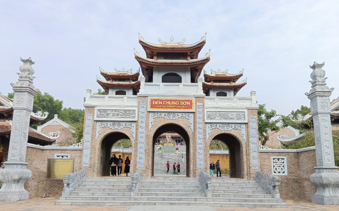 Đền Chung Sơn, điểm đến linh thiêng đầu năm
