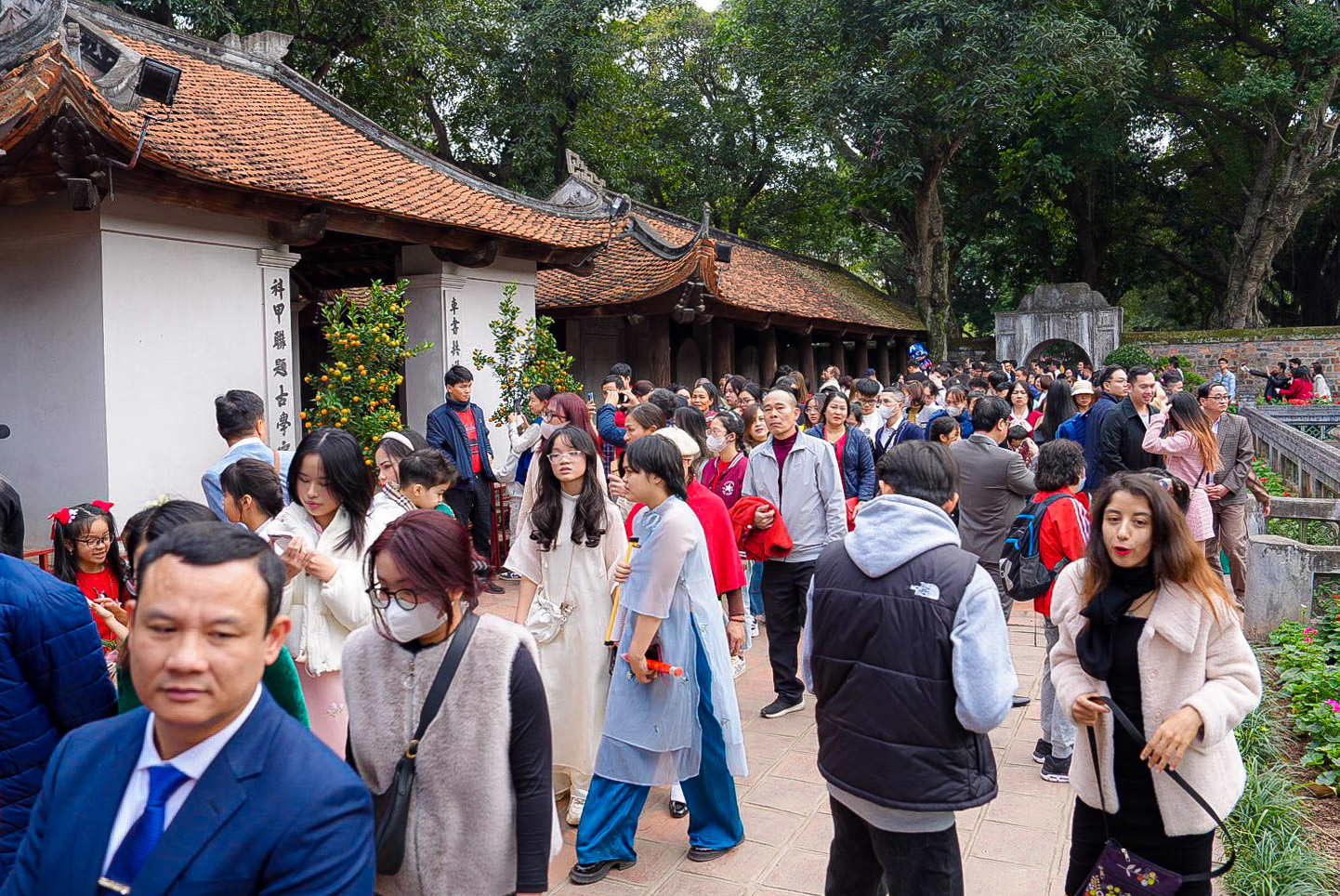 Hàng ngàn người đổ về Văn Miếu du xuân- Ảnh 7.