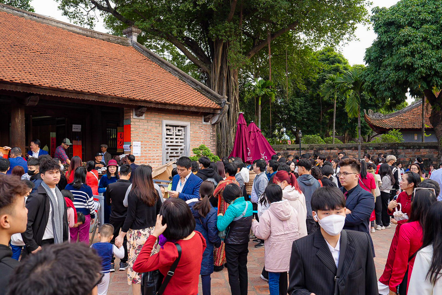 Hàng ngàn người đổ về Văn Miếu du xuân- Ảnh 6.