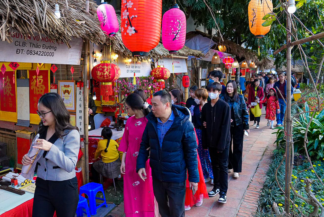 Hàng ngàn người đổ về Văn Miếu du xuân- Ảnh 10.