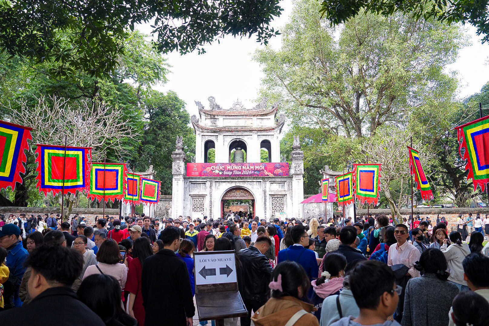 Hàng ngàn người đổ về Văn Miếu du xuân- Ảnh 1.
