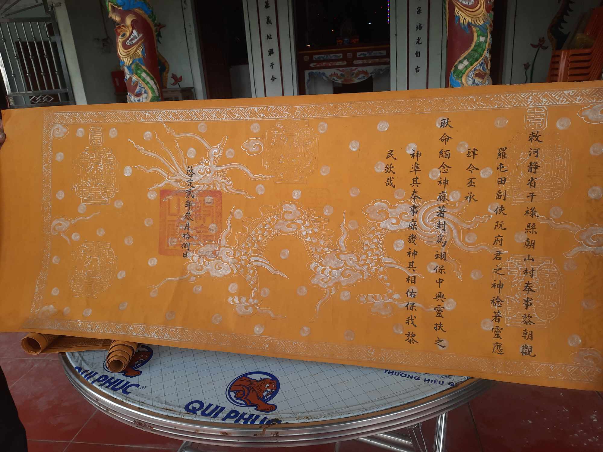 Lưu giữ 2 sắc phong hơn 100 năm mới biết b&aacute;u vật vua ban- Ảnh 2.