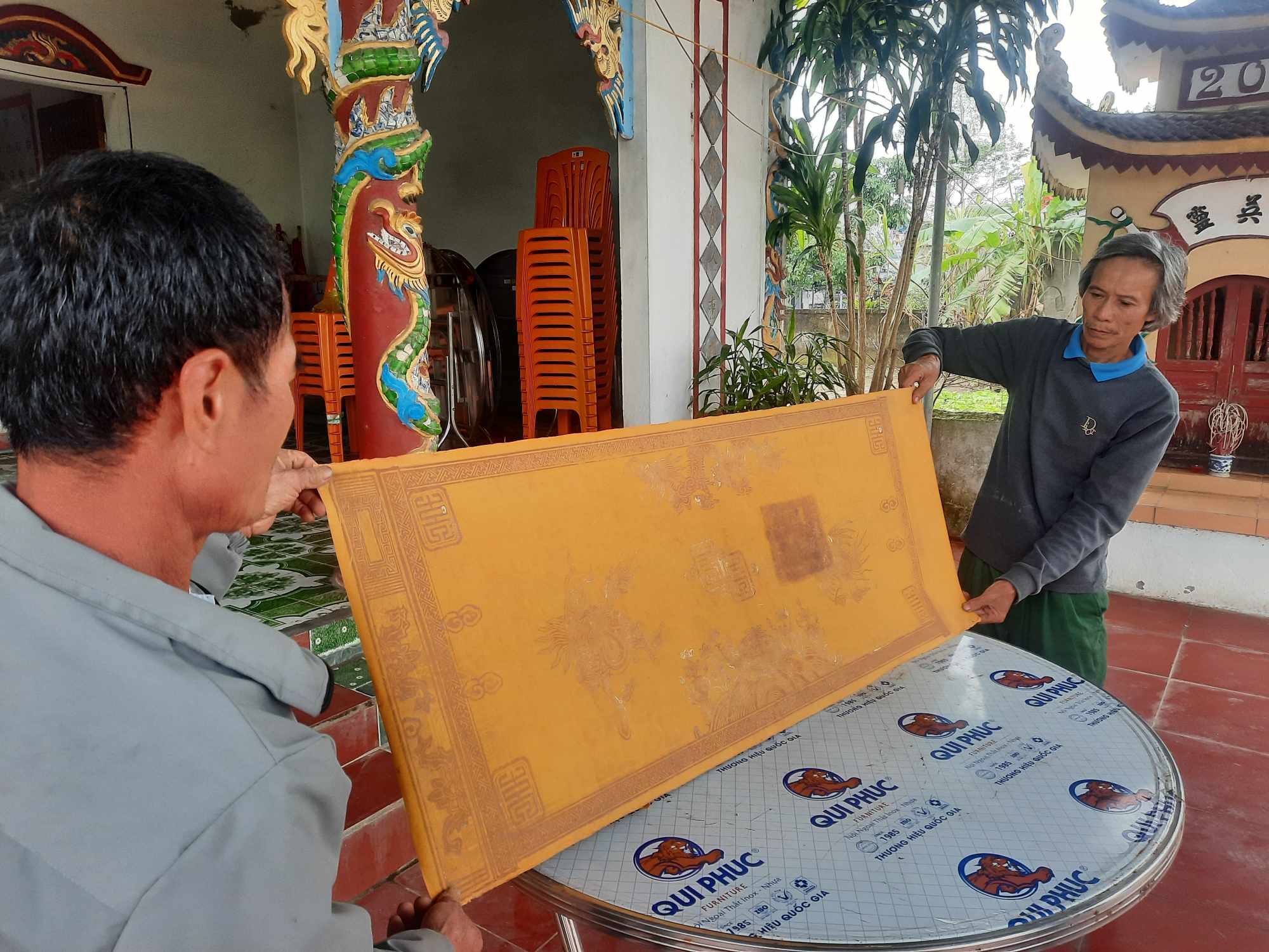 Lưu giữ 2 sắc phong hơn 100 năm mới biết b&aacute;u vật vua ban- Ảnh 1.